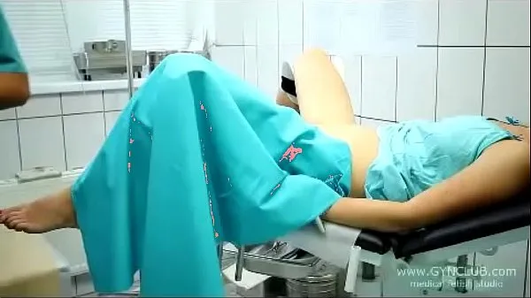 Suuret beautiful girl on a gynecological chair (33 videoni