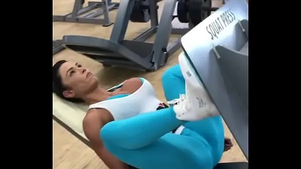 Store gracy working out at the gymmine videoer