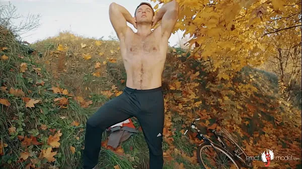 Nude gay bear cyclist and masterbating under the autumn tree مقاطع الفيديو الخاصة بي كبيرة