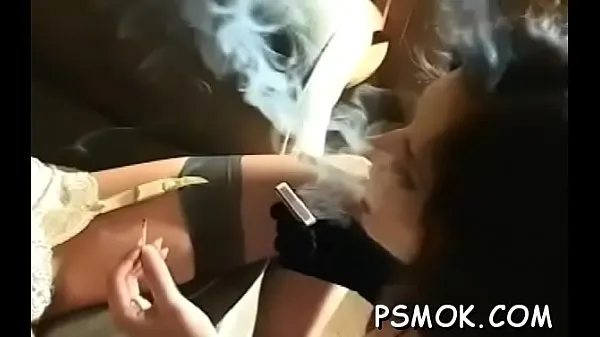 Suuret Smoking scene with busty honey videoni