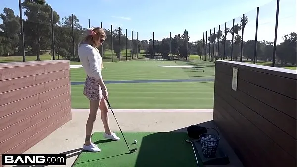 Stora Nadya Nabakova puts her pussy on display at the golf course mina videoklipp