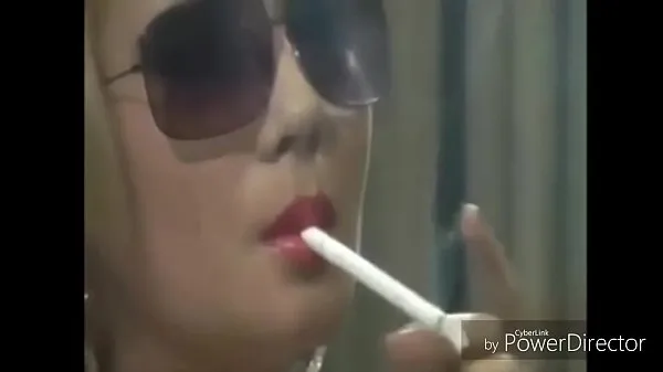 Groß These chicks love holding cigs in thier mouthsmeine Videos