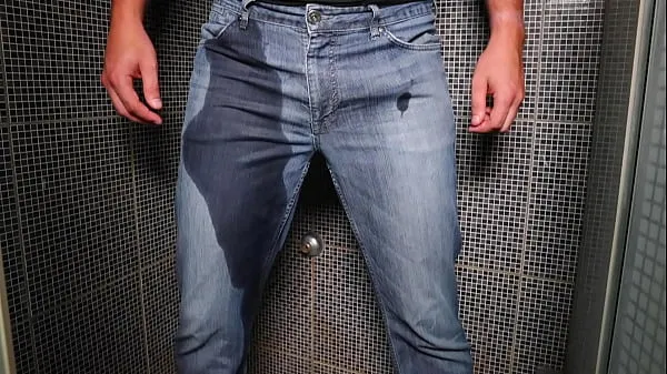 Big Guy pee inside his jeans and cumshot on end Video saya