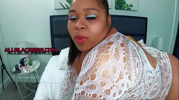 Suuret QUEEN K SEXY BIG BELLY AND TITTS videoni