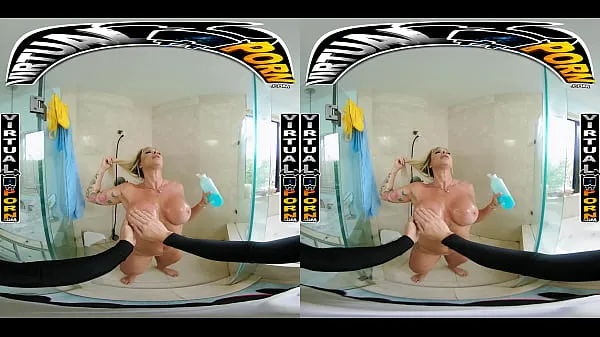 Stora Busty Blonde MILF Robbin Banx Seduces Step Son In Shower mina videoklipp