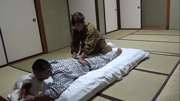Besar Seducing a Waitress Who Came to Lay Out a Futon at a Hot Spring Inn and Had Sex With Her! The Whole Thing Was Secretly Caught on Camera in the Room Video saya
