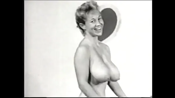 Nagy Big tit babe lays and takes nude photos in vintage scene Saját videóim