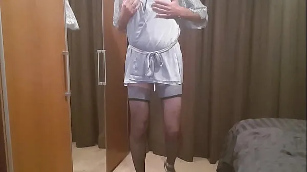 Grandi Crossdresser indossa un completo di lingerie e ci spara un carico caldo di spermai miei video