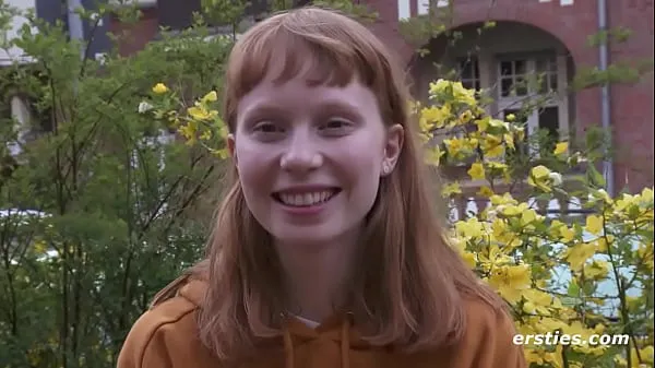 Grandes Ersties: la chica noruega frota su coño peludo mis vídeos