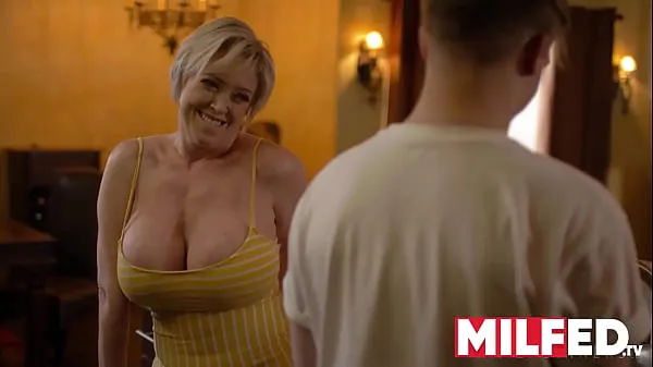 빅 Mother-in-law Seduces him with her HUGE Tits (Dee Williams) — MILFED 내 동영상