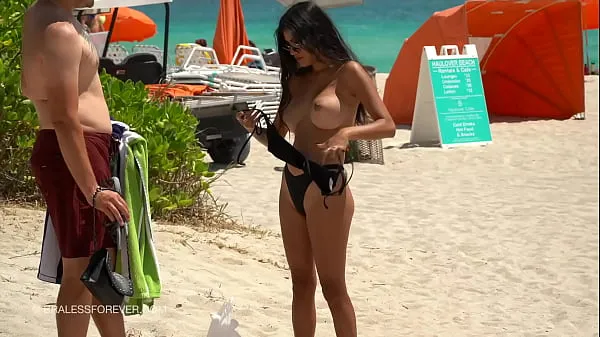 Veliki Huge boob hotwife at the beach moji videoposnetki