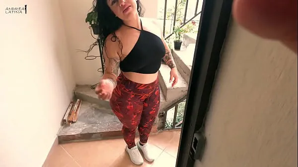 Stora I fuck my horny neighbor when she is going to water her plants mina videoklipp