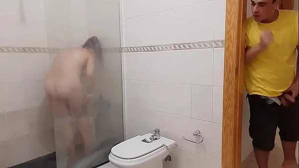 大きなぽっちゃり継母が裸でシャワー中に捕まり、義理の息子のチンポも欲しがる私の動画