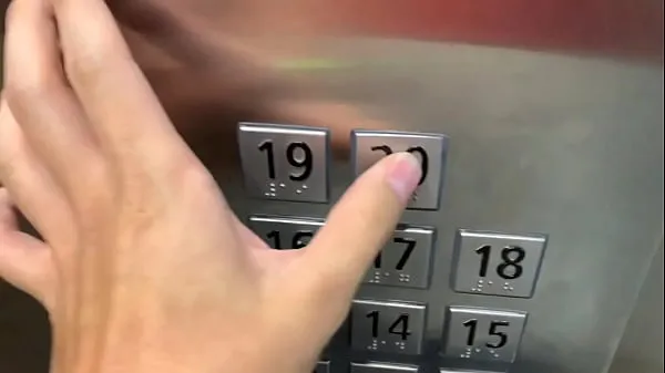 Gros Sexe en public, dans l'ascenseur avec un inconnu et ils nous surprennentmes vidéos