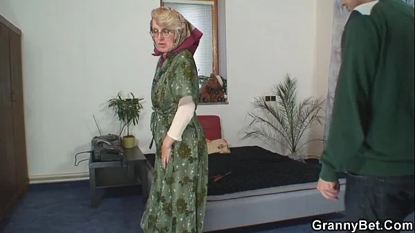 Suuret Lonely old grandma pleases an young guy videoni